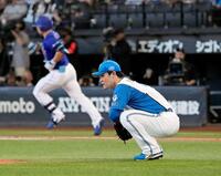 ７回、細川（奥）に決勝となる勝ち越し２ランを浴びた福谷