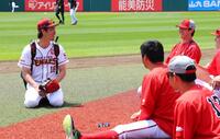 談笑する前田健、森下（撮影・金田祐二）