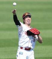 調整する前田健（撮影・金田祐二）