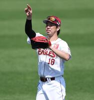 調整する前田健（撮影・金田祐二）