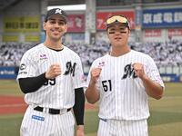 ＤｅＮＡに打ち勝ちガッツポーズを決めるソト（左）と山口（撮影・開出牧）