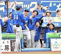 ８回、左越え２ランを放ちナインとタッチを交わす宮下（３４）＝撮影・開出牧