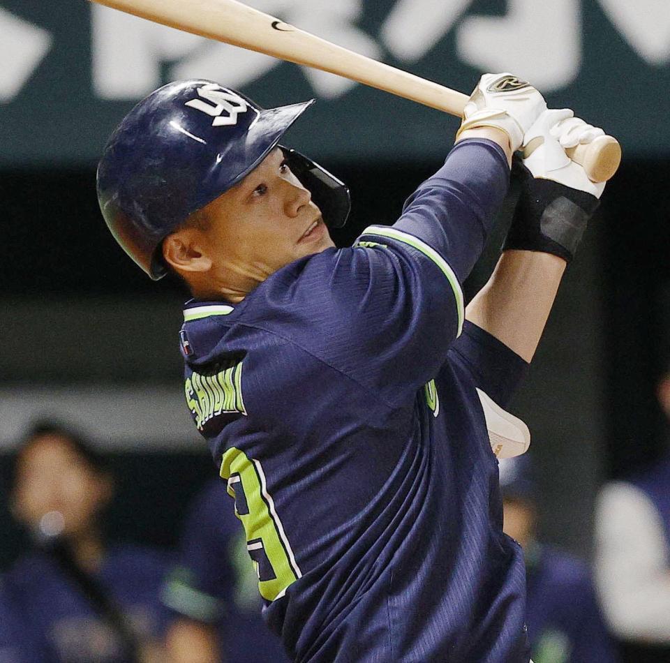 　２回、塩見が右越えに先制ソロを放つ