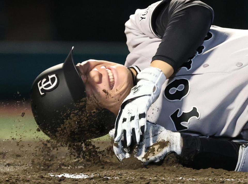 １０日の楽天戦７回、佐々木が死球を受け倒れ込む