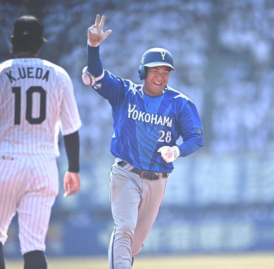 　２回、３ランを放ちポーズを決める勝又（撮影・開出牧）