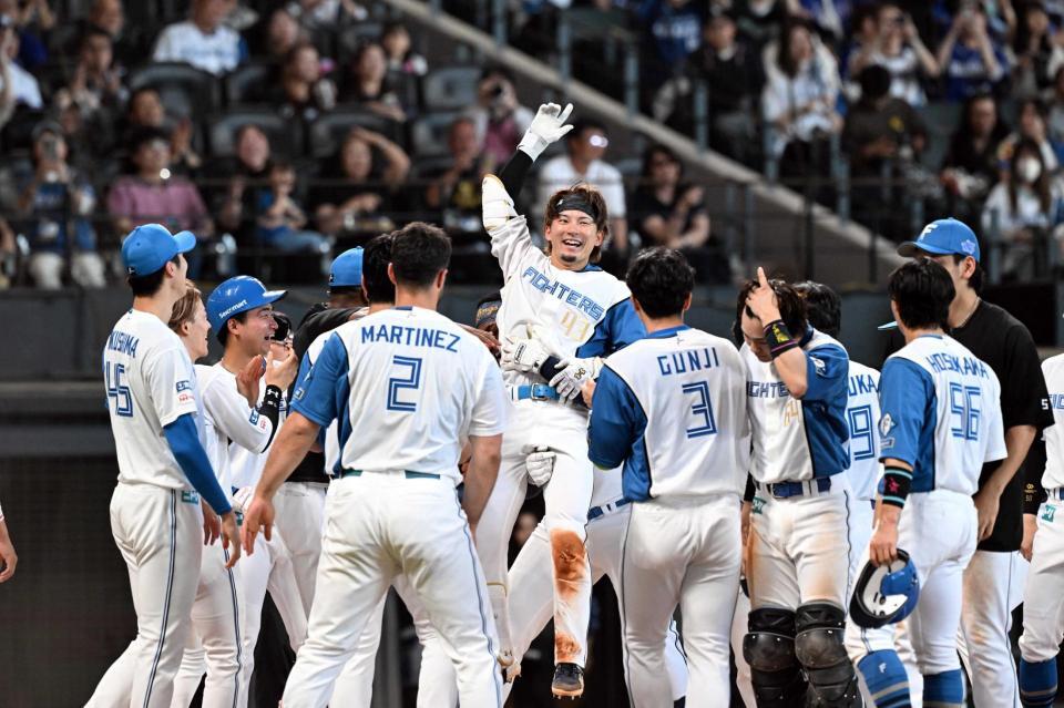 　サヨナラ本塁打を放ち祝福される水野（中央）