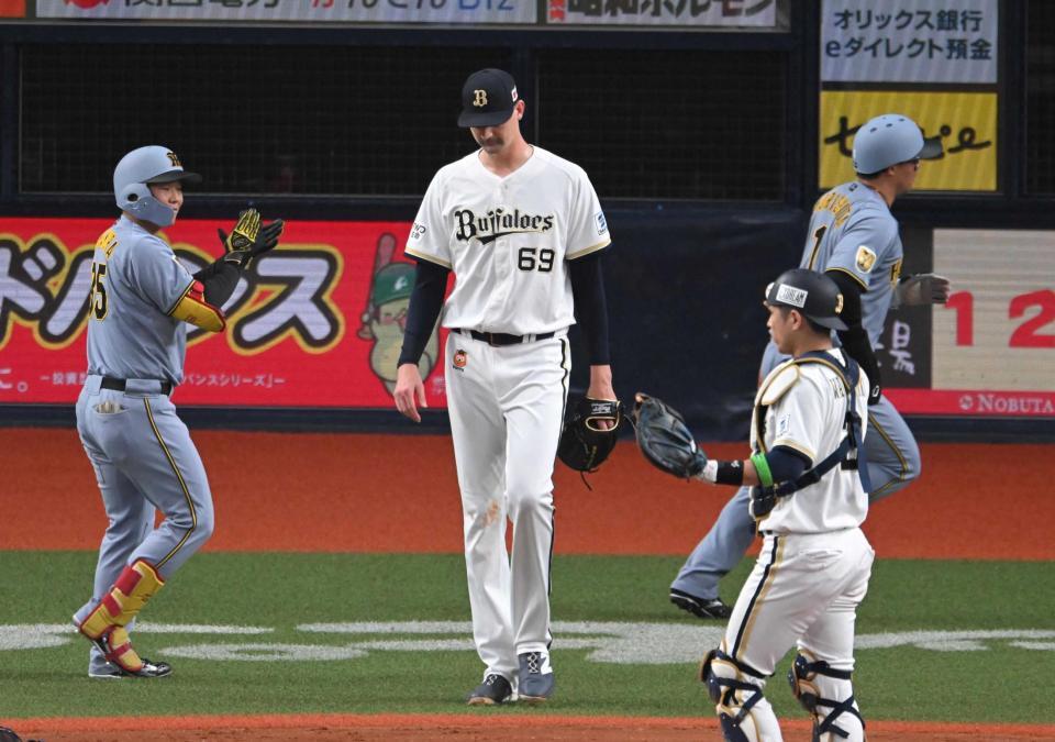 　４回、追加点を許し、肩を落とすジェリー（撮影・飯室逸平）