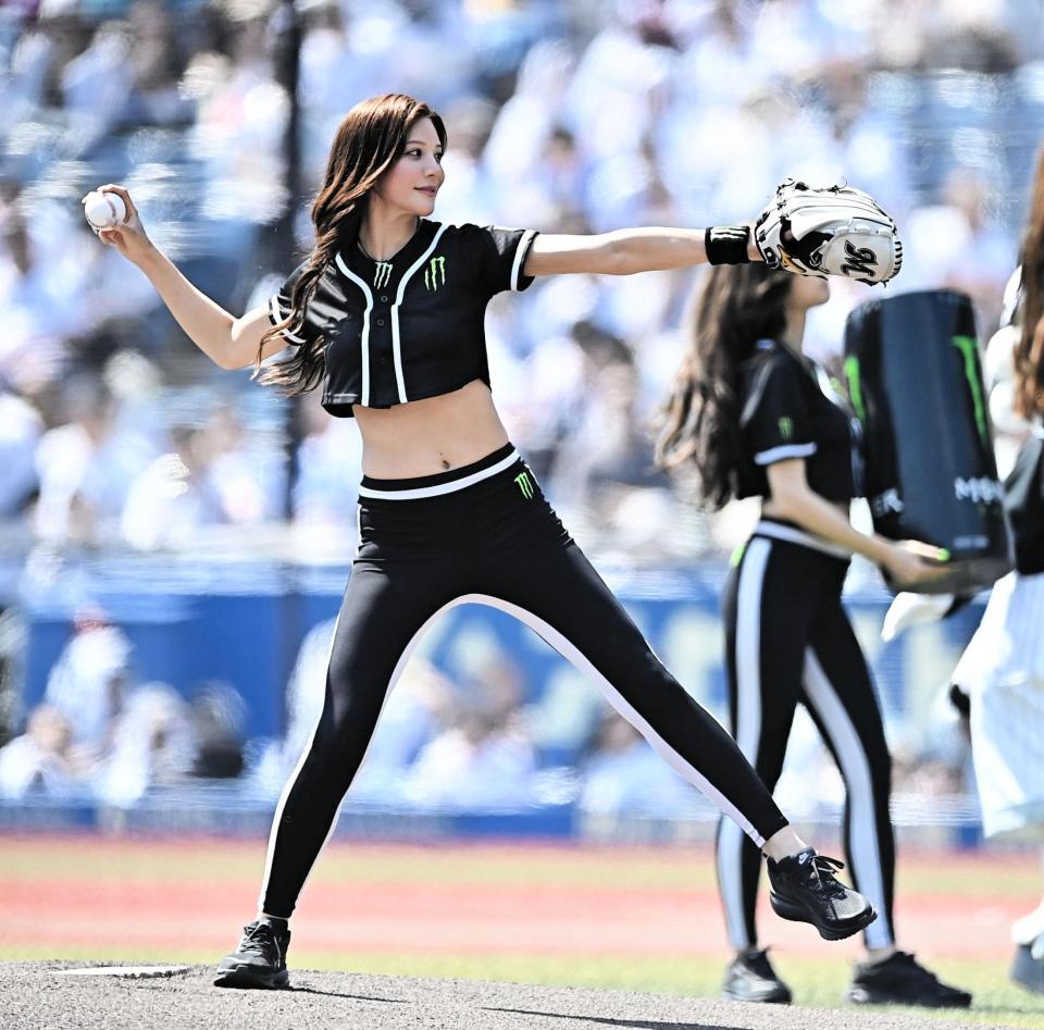 始球式を務めるＭＯＮＳＴＥＲ　ＧＩＲＬＳの水神きき（撮影・開出牧）