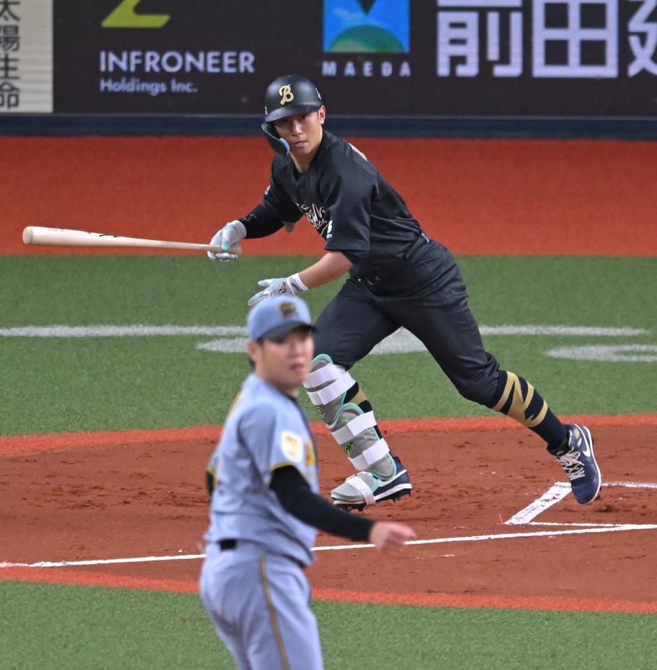 １回、中前打を放つ西川（撮影・飯室逸平）