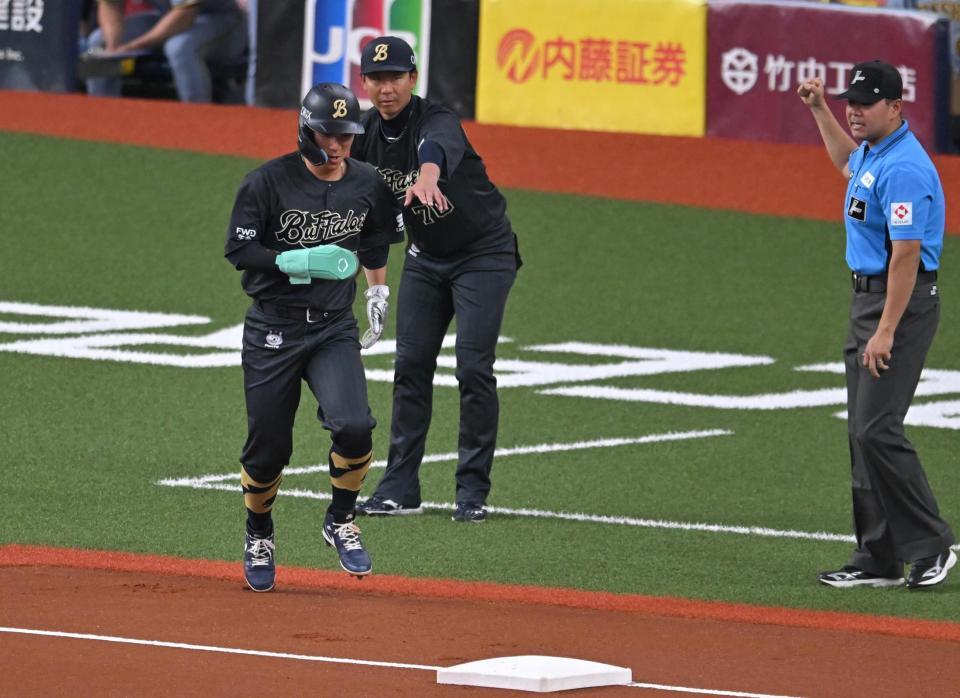 １回、アウトをコールされる西川（撮影・飯室逸平）