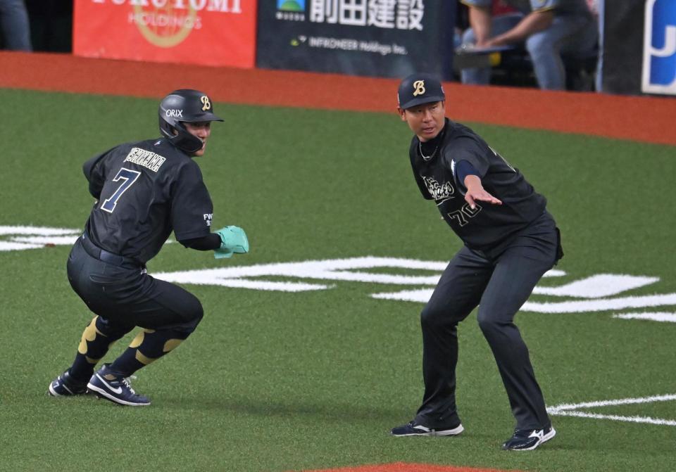 １回、ホームを狙う西川（７）を制止する松井コーチ（撮影・飯室逸平）