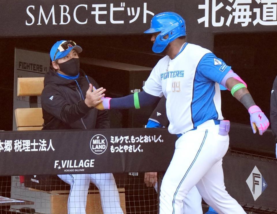 ３回裏、本塁打を放ったレイエス（右）を迎える新庄監督