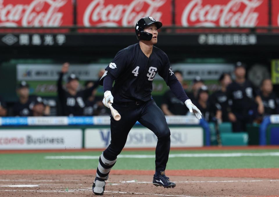 ５回、石井は右越えにソロを放つ（撮影・佐々木彰尚）
