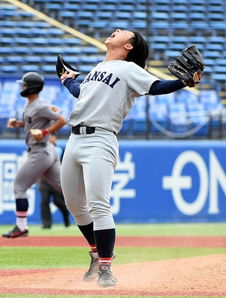 ９回、藤田一波を三振に打ち取り、雄叫びを上げる関大・中原海晴（撮影・佐藤厚）