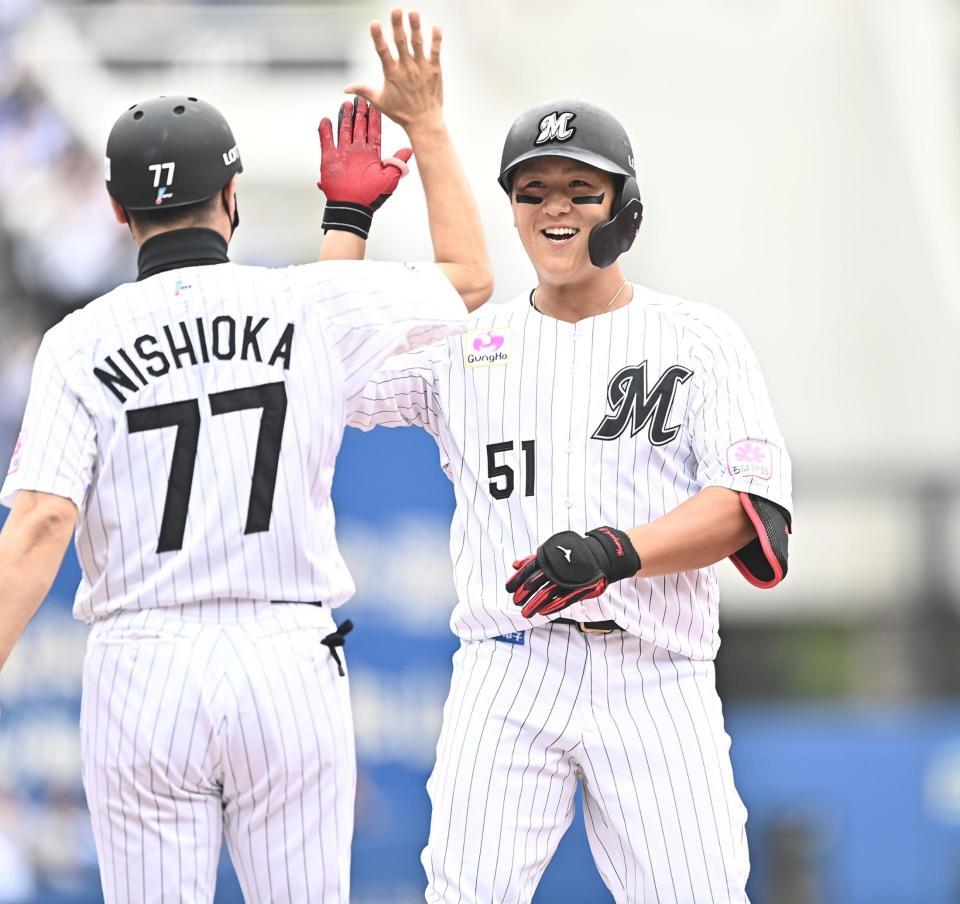 ５回、勝ち越しの中前２点適時打を放ち西岡コーチ（手前）とタッチを交わす山口（撮影・開出牧）