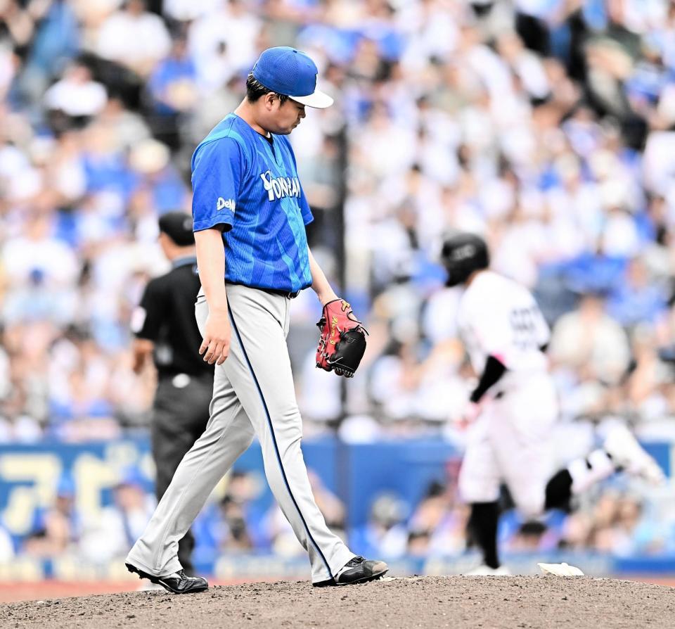 ７回、ソト（右後方）に中越えソロを打たれた伊勢（撮影・開出牧）