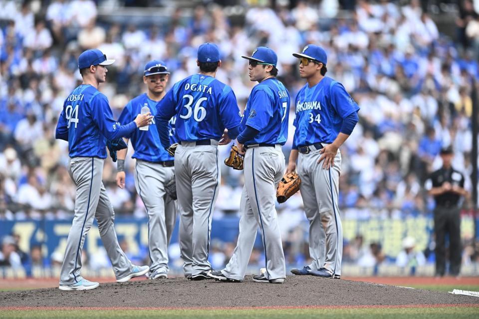 ３回、西川に四球を与えた尾形（３６）＝撮影・開出牧