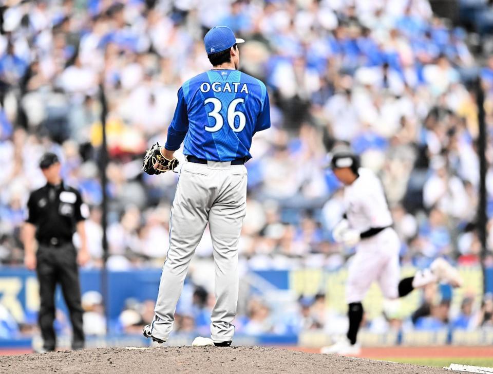 ５回、上田（右後方）に同点の右越えソロを打たれた尾形（撮影・開出牧）