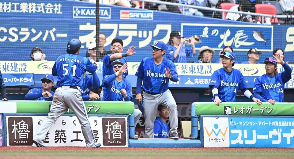 ４回、宮下の左前適時打で同点のホーム踏みナインとタッチを交わす宮崎（５１）＝撮影・開出牧