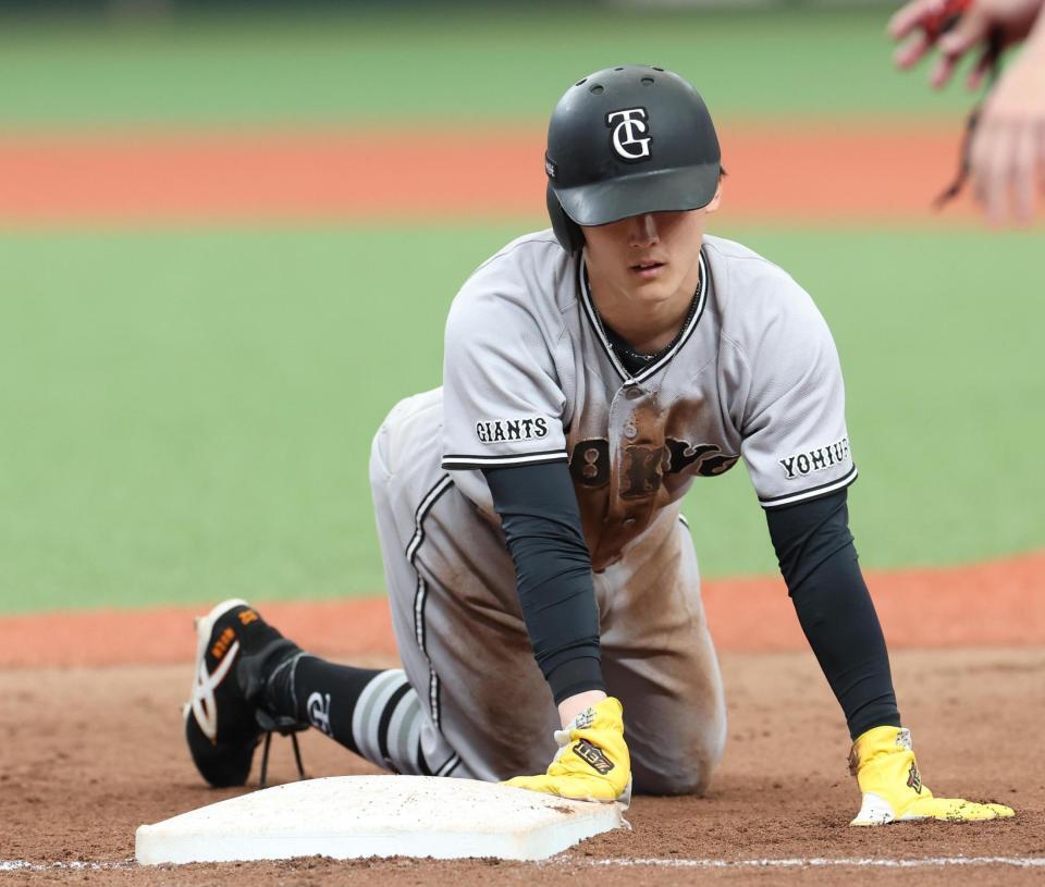 ８回、けん制死した一塁走者・浦田（撮影・佐々木彰尚）