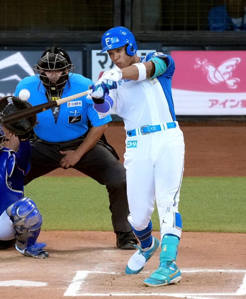 ６回、万波が左中間に同点ソロを放つ
