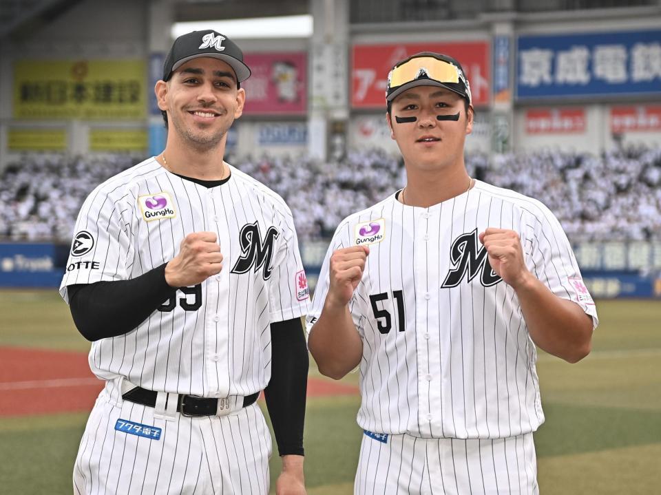 ＤｅＮＡに打ち勝ちガッツポーズを決めるソト（左）と山口（撮影・開出牧）