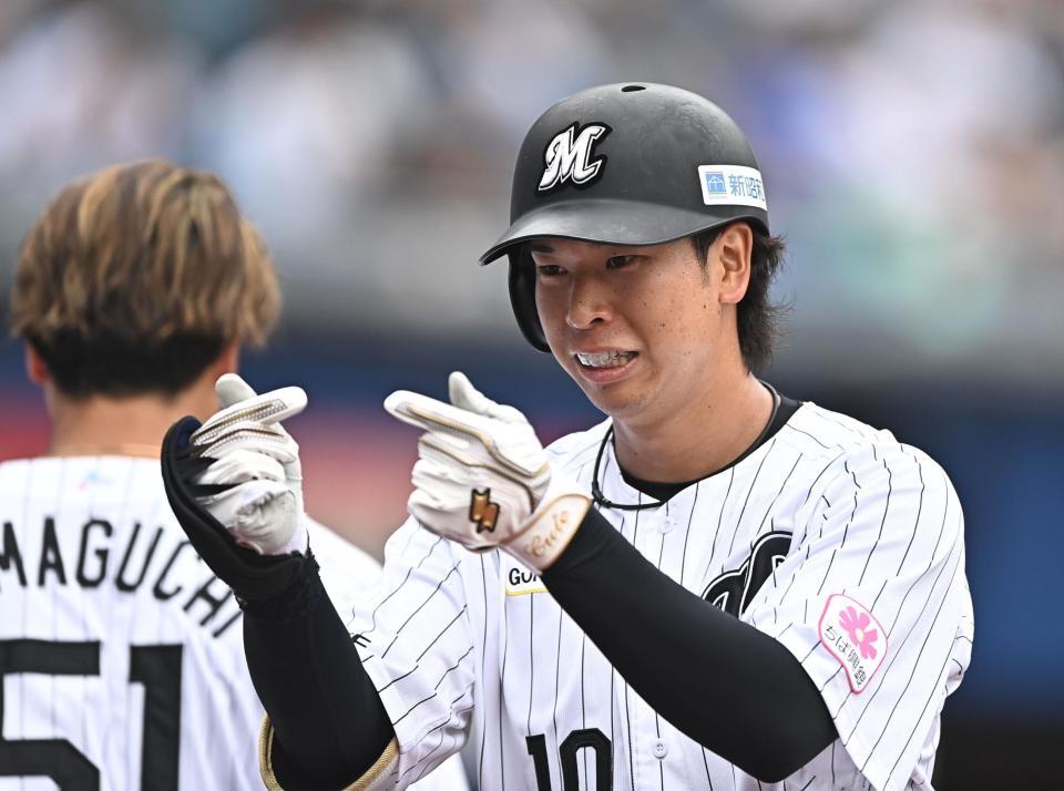 ５回、同点の右越えソロを放ちハートポーズを決める上田（撮影・開出牧）