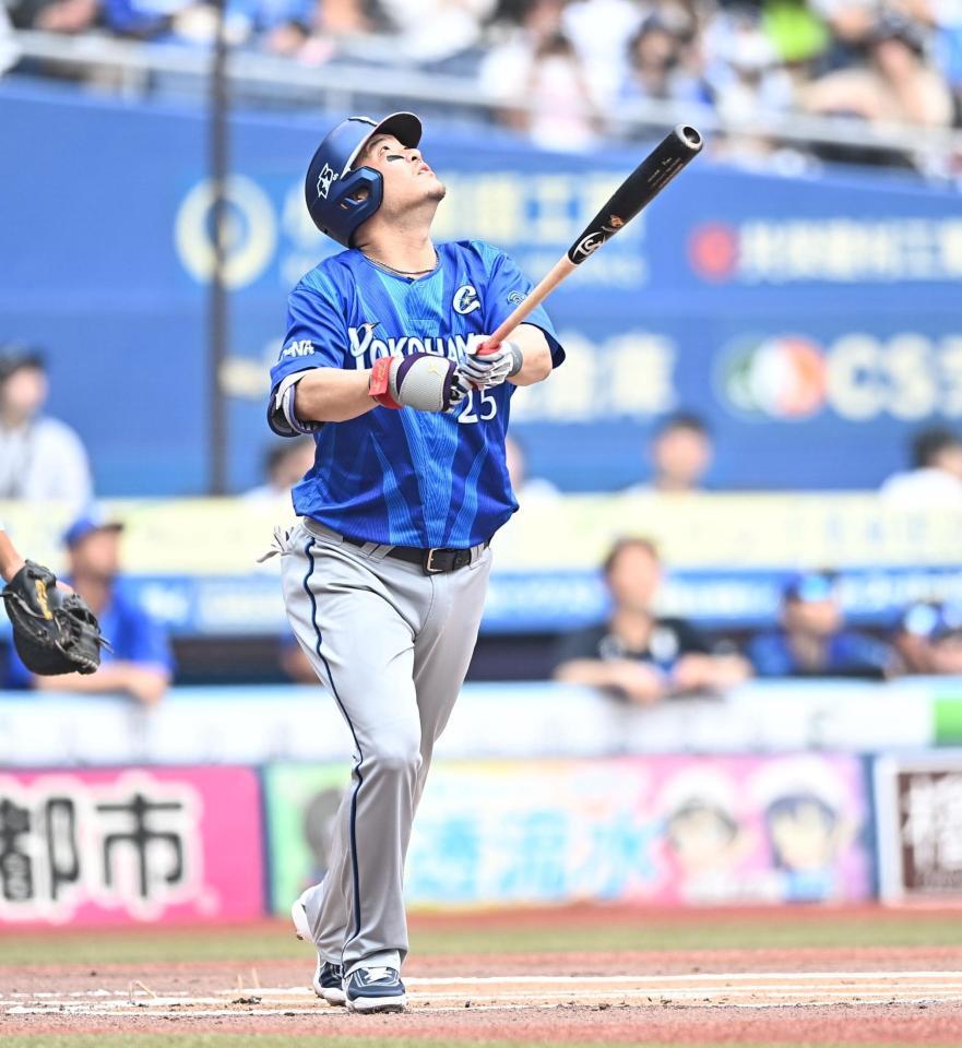 １回、遊飛に倒れた筒香（撮影・開出牧）