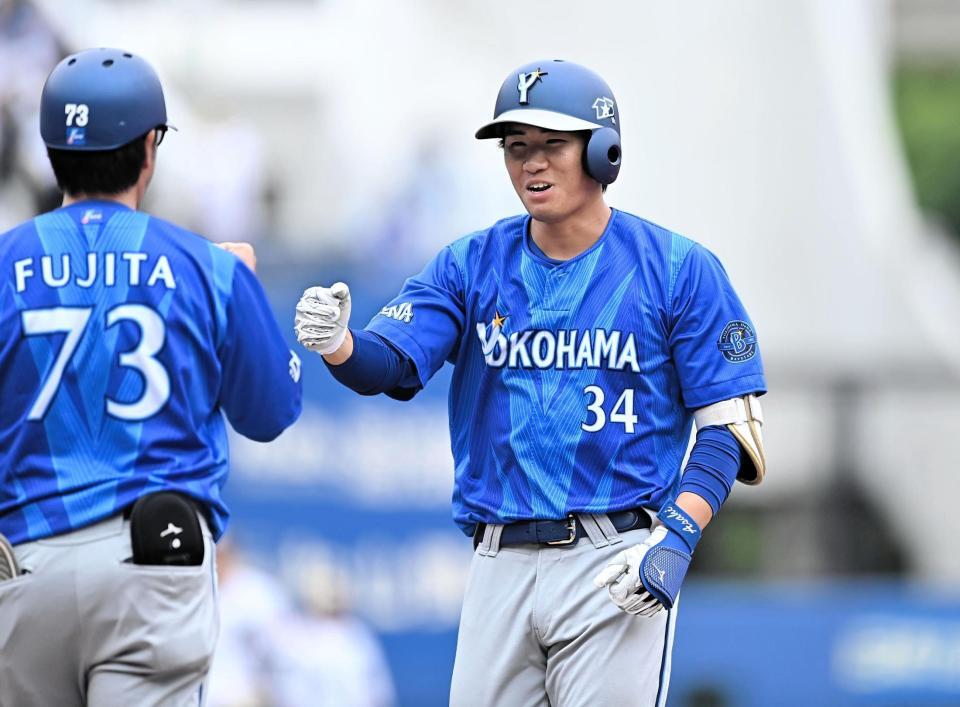 ４回、同点の左前適時打を放ち藤田コーチ（左）とグータッチを交わす宮下（撮影・開出牧）