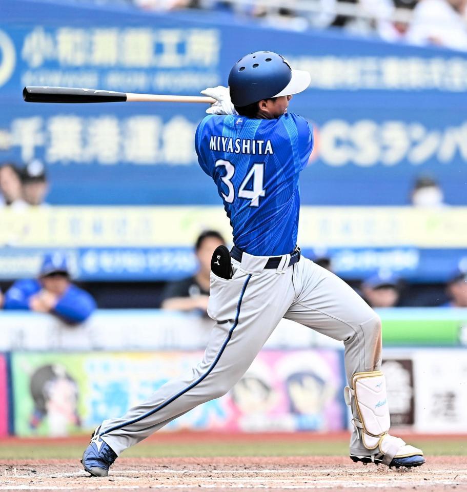 ４回、同点の左前適時打を放つ宮下（撮影・開出牧）
