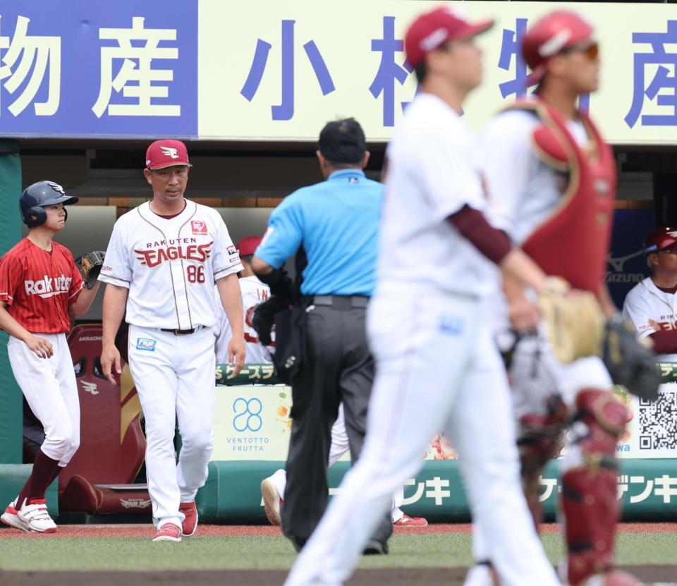 厳しい表情で選手交代を告げる塩川監督代行（撮影・金田祐二）