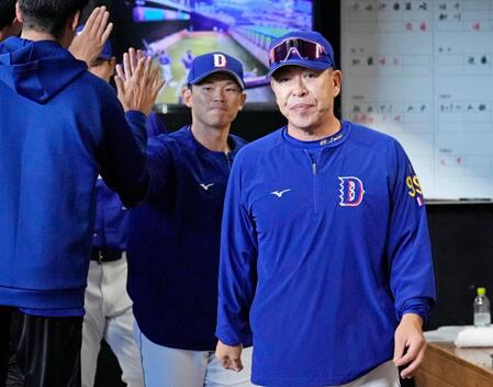 日本ハムに勝利し、引き揚げる井上監督（右）