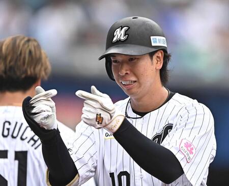　５回、同点ソロを放ち、ハートポーズを決める上田（撮影・開出牧）