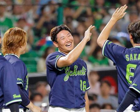 　プロ初完封で３勝目を挙げ、笑顔でナインとタッチを交わす奥川