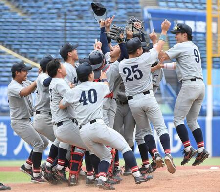　５４年ぶりの優勝を決め、歓喜する関大ナイン（撮影・佐藤厚）