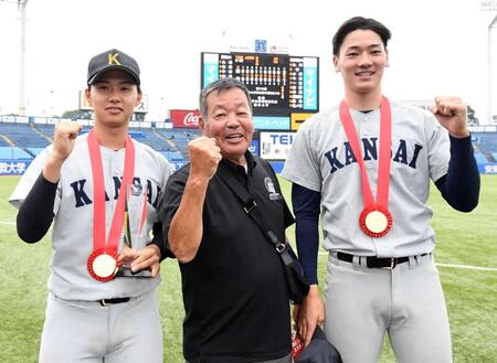 　関大・米沢（左）、百合沢（右）と優勝の喜びをかみしめる山口高志氏（撮影・佐藤厚）
