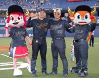 　笑顔でポーズを決める山中（左）と杉沢（撮影・西田忠信）