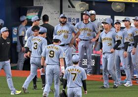 オリックスにサヨナラで敗れ、ぼうぜんとするドリスら阪神ナイン＝１４日