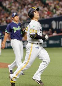 　９回、二ゴロに倒れた近藤。投手奥川
