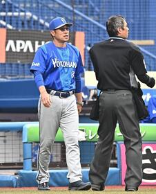 ７回、投手交代を告げる相川監督（左）＝撮影・開出牧