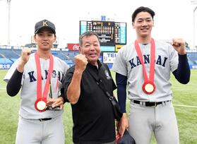 　関大・米沢（左）、百合沢（右）と優勝の喜びをかみしめる山口高志氏（撮影・佐藤厚）