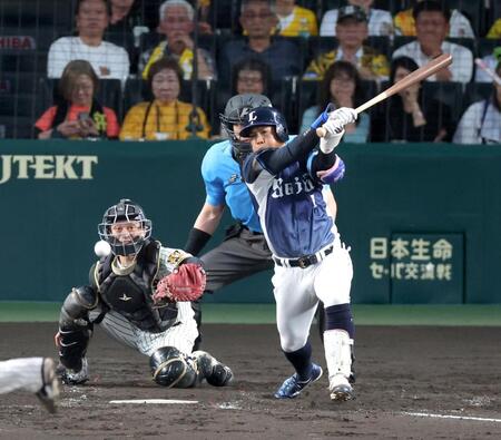 ５回、中前へ先制適時打を放つ桑原（撮影・立川洋一郎）