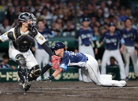 ５回、西川は桑原の中前適時打で生還する（撮影・山口登）