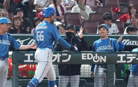 ９回、ソロを放った日本ハム・万波中正（６６）を迎える日本ハム・新庄剛志監督（中央）＝マツダ（撮影・北村雅宏）