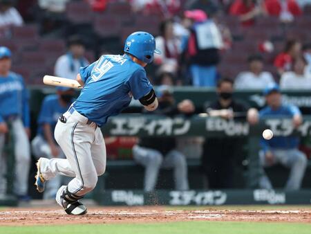 ４回、先制となるバント安打を決める大塚（撮影・北村雅宏）
