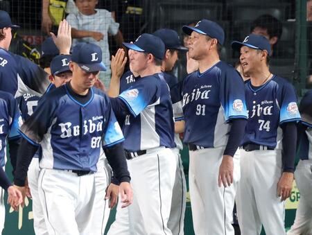 ナインと勝利のタッチを交わす西武・西口文也監督（右端）＝撮影・立川洋一郎