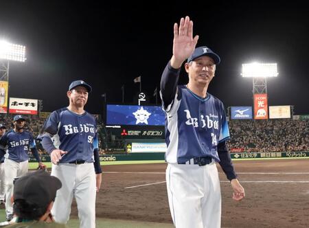 交流戦の優勝を決め、声援に応える西武・西口文也監督＝甲子園（撮影・田中太一）