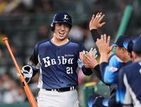 ５回、送りバントを決めた武内はナインに迎えられる（撮影・田中太一）