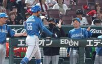 ９回、ソロを放った日本ハム・万波中正（６６）を迎える日本ハム・新庄剛志監督（中央）＝マツダ（撮影・北村雅宏）