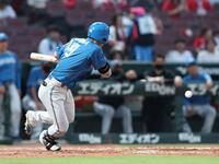 ４回、先制となるバント安打を決める大塚（撮影・北村雅宏）